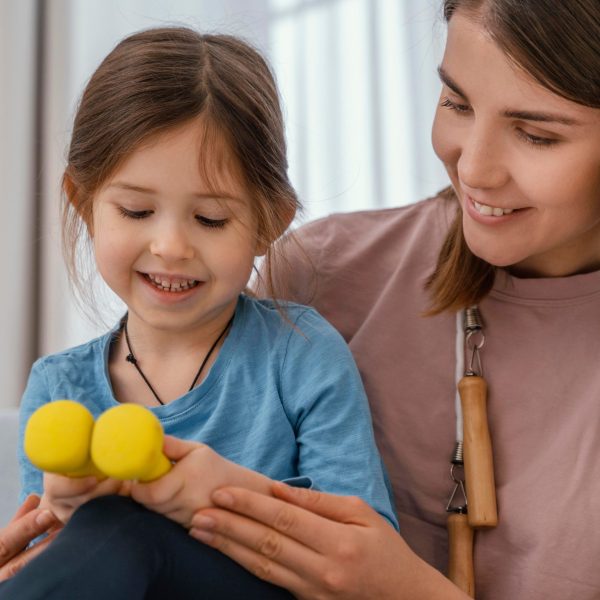 cerrar-nina-sosteniendo-pesas (1)